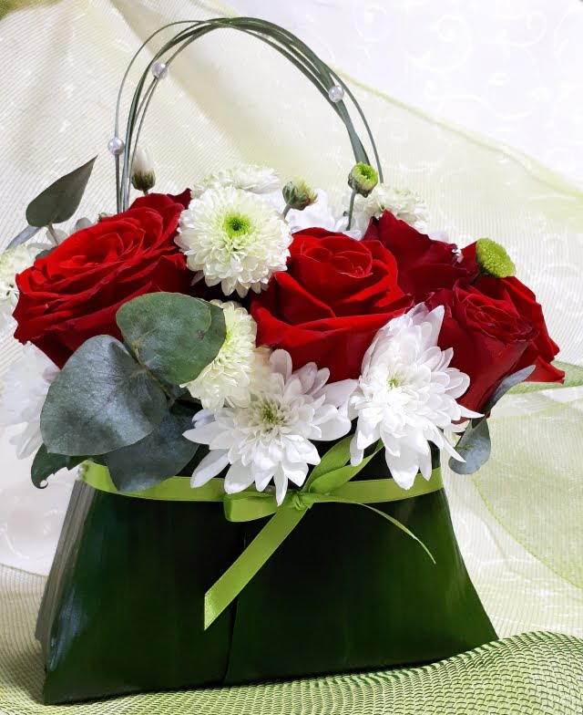 Cutii cu Flori 4.1 - trandafiri, crizanteme, eucalipt - Florarie Online - Livrari Flori Roman Neamt