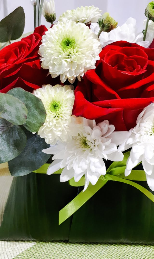 Cutii cu Flori 4.2 - trandafiri, crizanteme, eucalipt - Florarie Online - Livrari Flori Roman Neamt