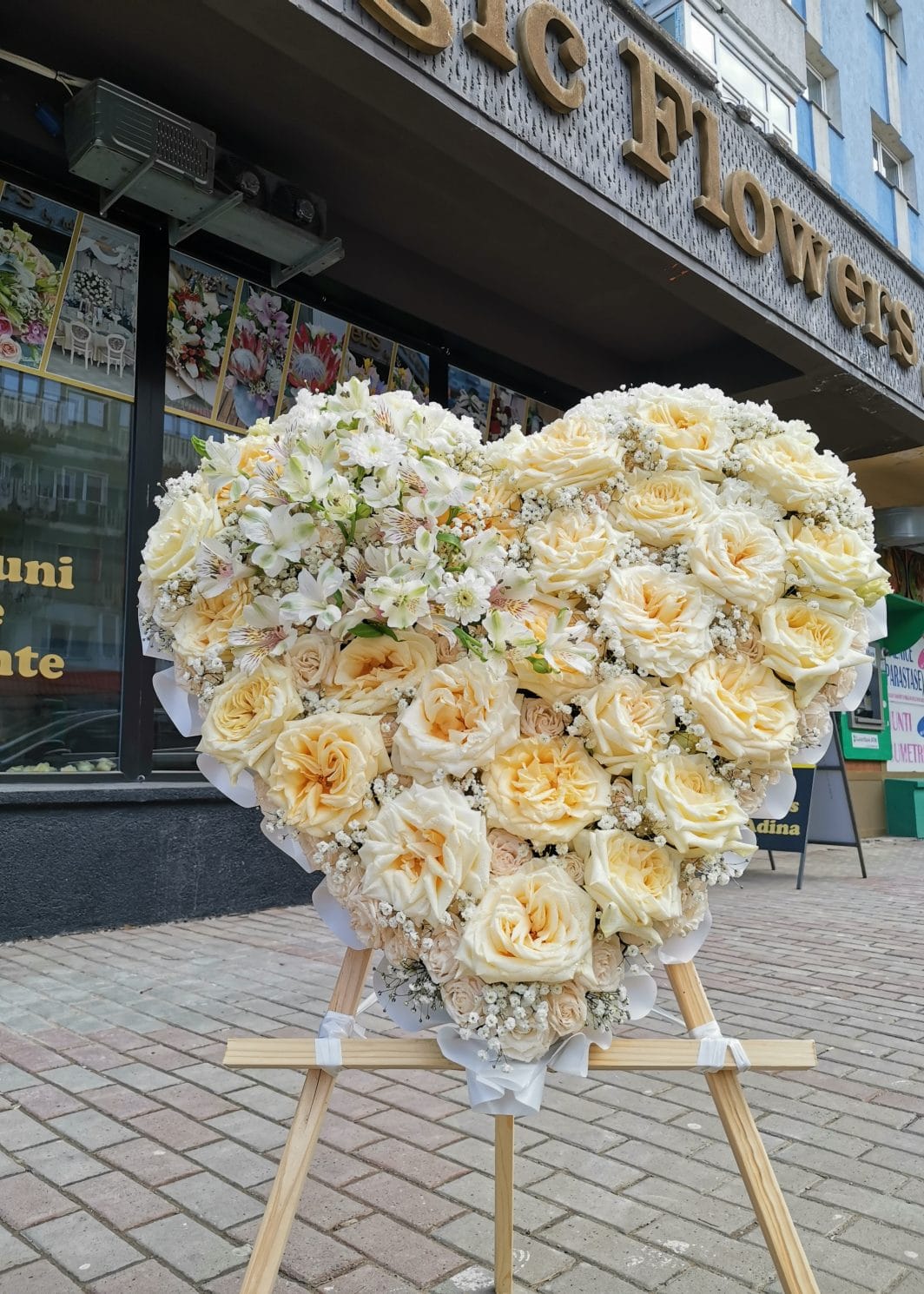 Inima Cu Trandafiri Albi