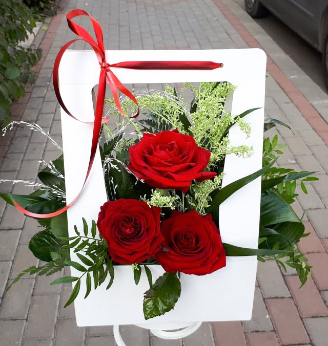Cutii cu Flori 21 - trandafiri rosii - Florarie Online - Livrari Flori Roman Neamt