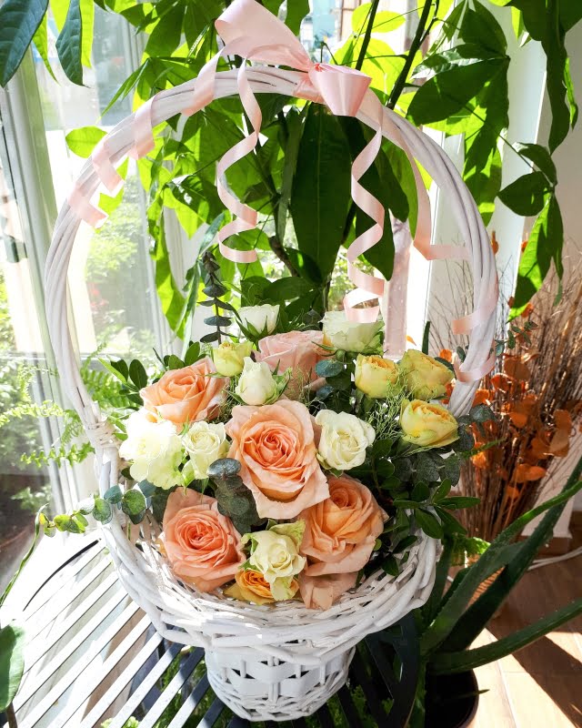 Cutii cu Flori 26 - trandafiri si miniroz - Florarie Online - Livrari Flori Roman Neamt
