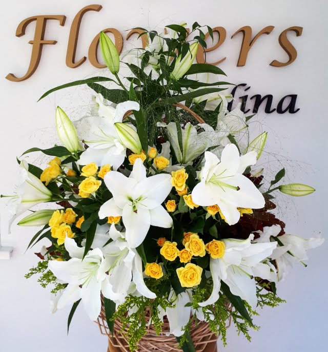 Cutii cu Flori 27 - crini imperiali - Florarie Online - Livrari Flori Roman Neamt