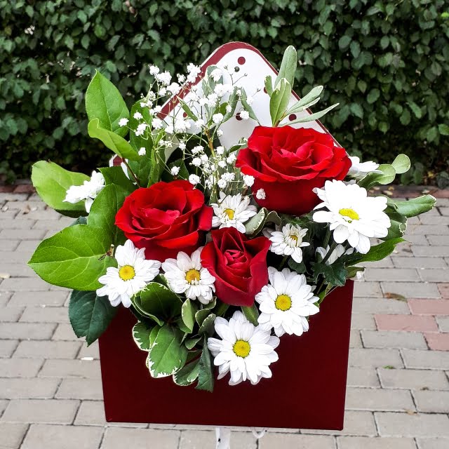 Cutii cu Flori 7 - trandafiri si crizanteme - Florarie Online - Livrari Flori Roman Neamt